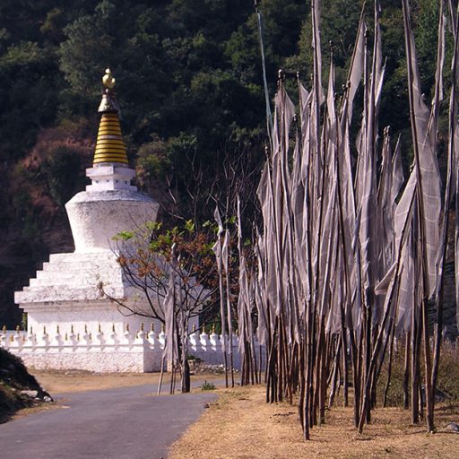 Chorten mit Gebetsfahnen